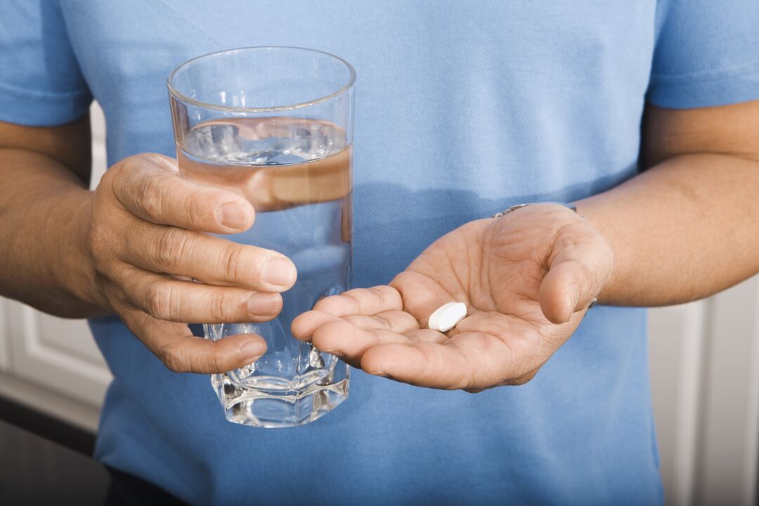 vīrietis dzer tableti pret parazītiem